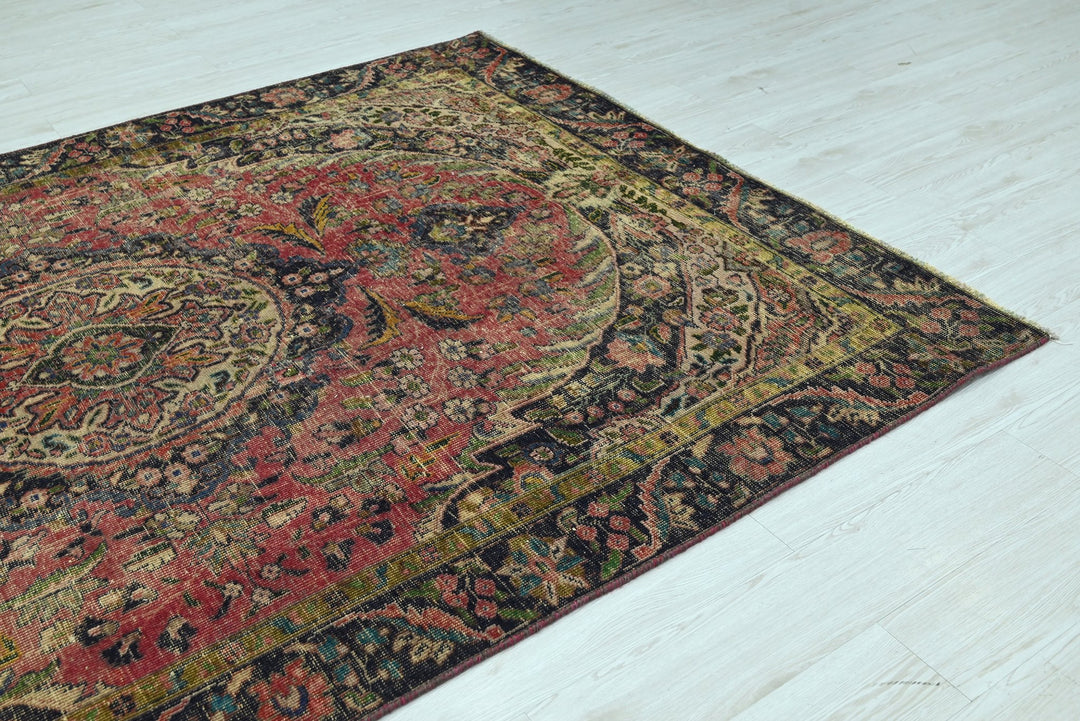 red Medium rug 6' 2" x 9' 0"