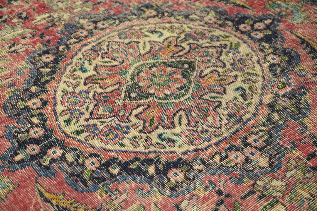 red Medium rug 6' 2" x 9' 0"