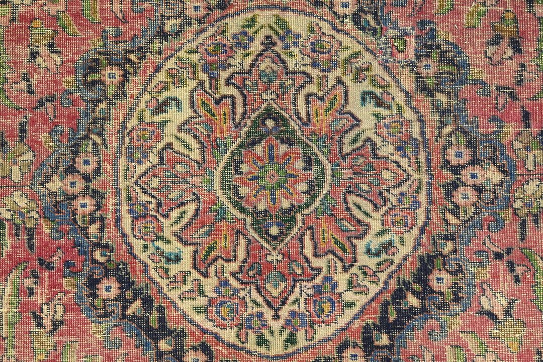 red Medium rug 6' 2" x 9' 0"