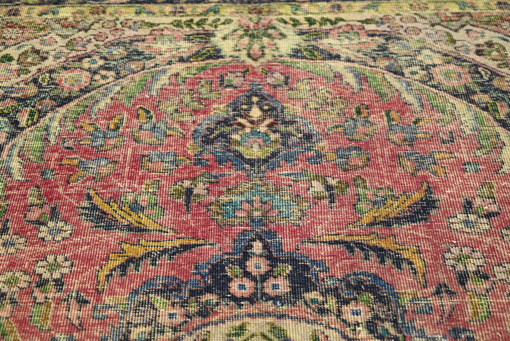 red Medium rug 6' 2" x 9' 0"