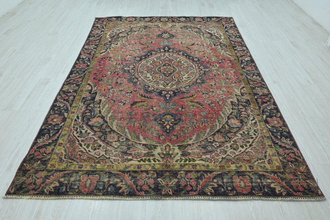 red Medium rug 6' 2" x 9' 0"