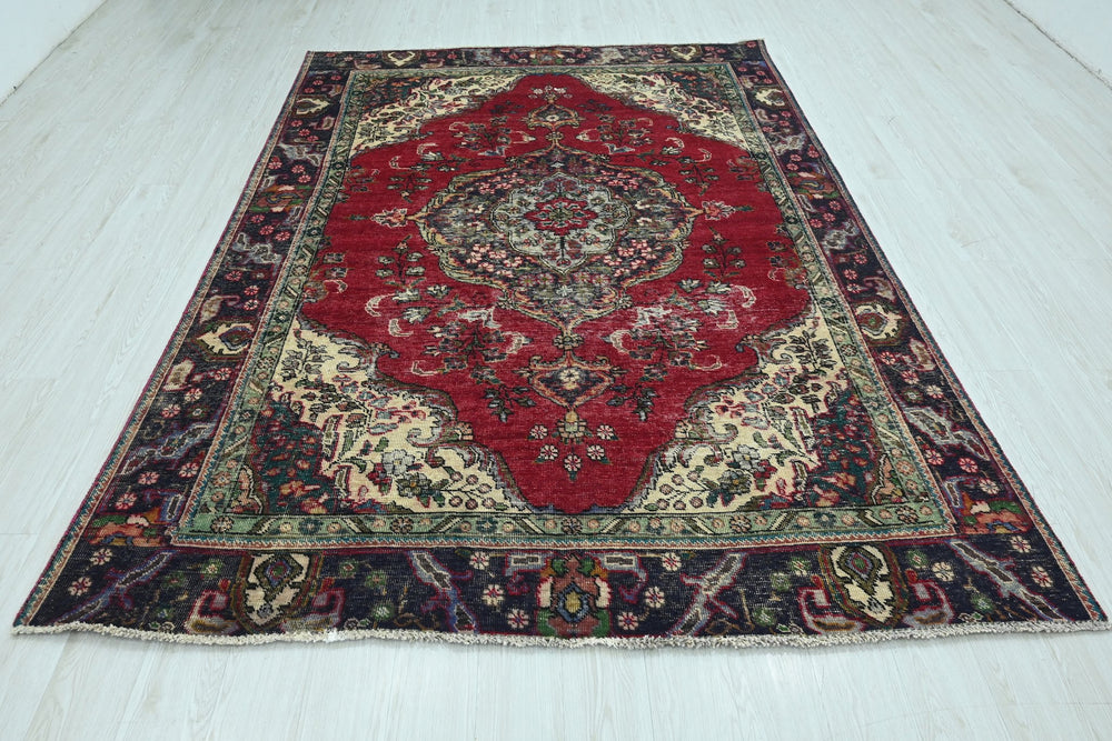 red Large rug 6' 7" x 8' 10"