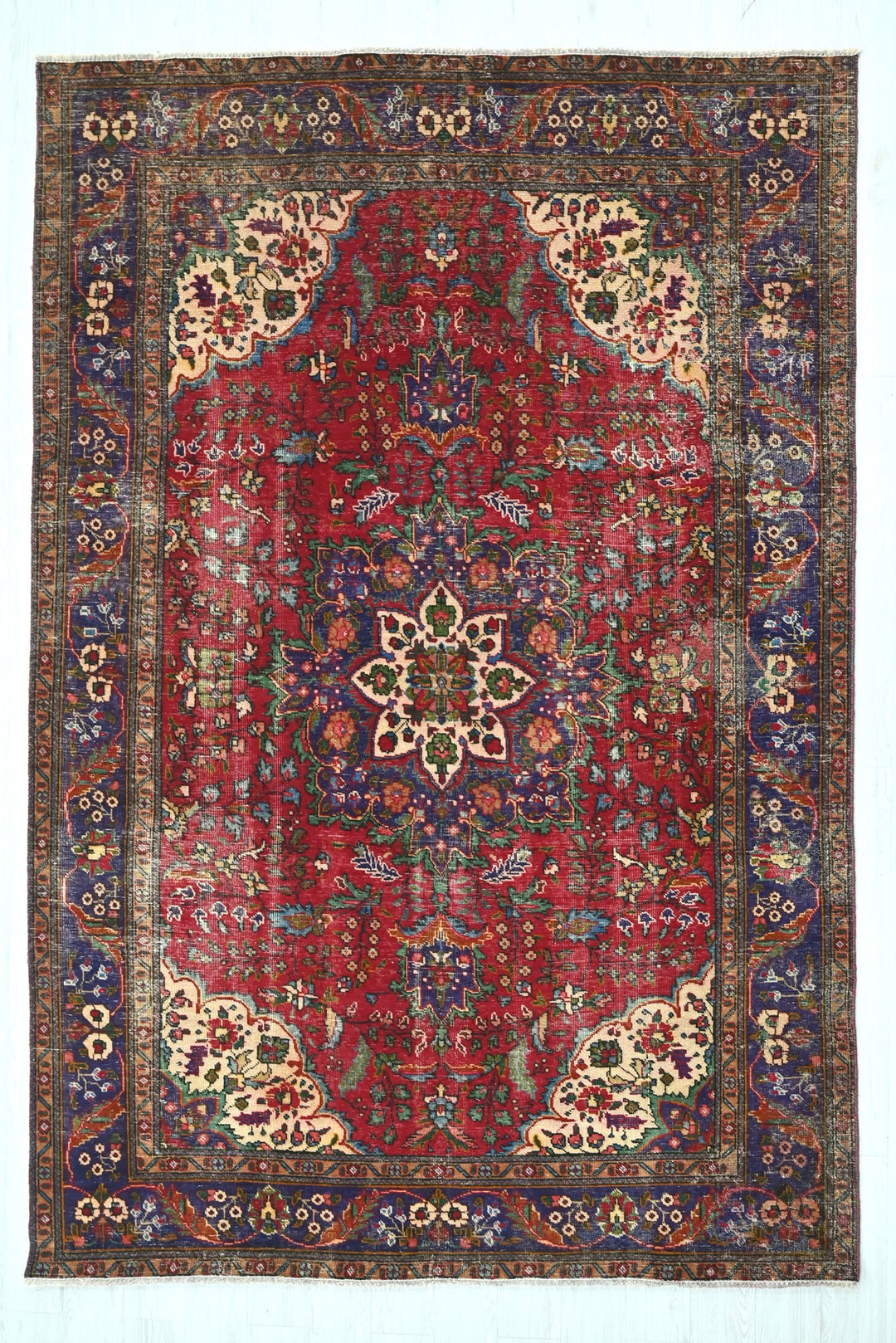 red Large rug 6' 6" x 9' 6"