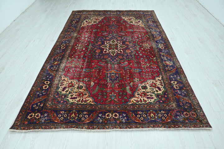 red Large rug 6' 6" x 9' 6"