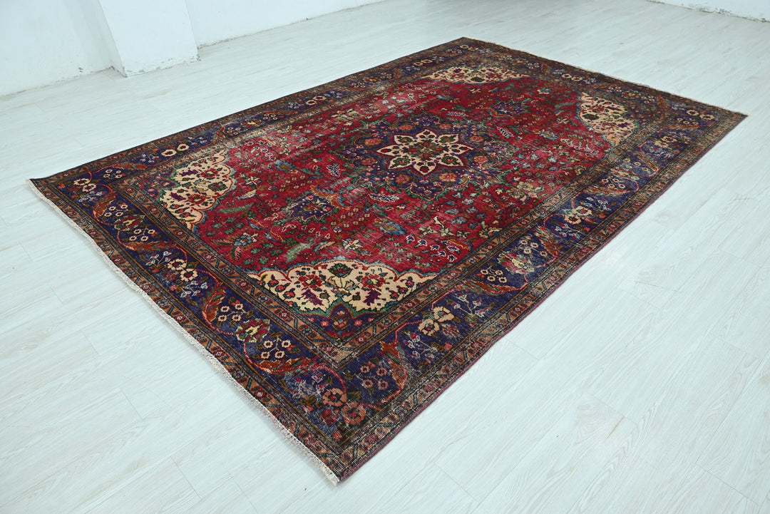 red Large rug 6' 6" x 9' 6"