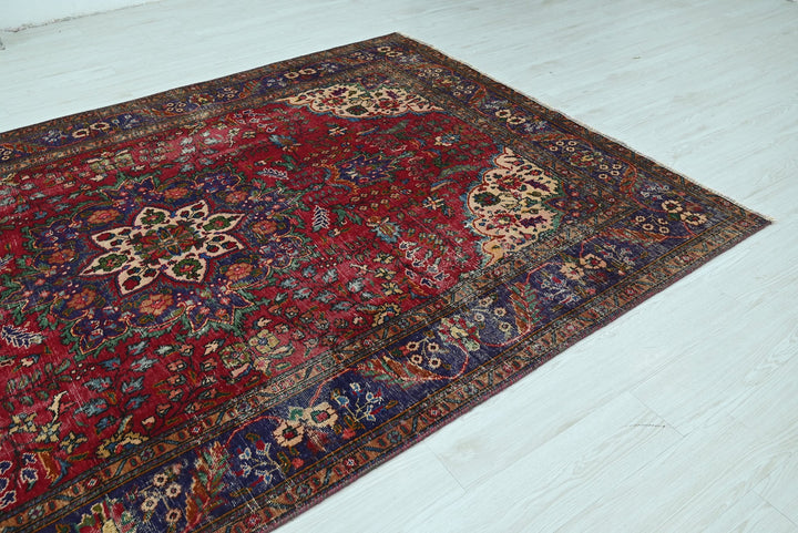 red Large rug 6' 6" x 9' 6"