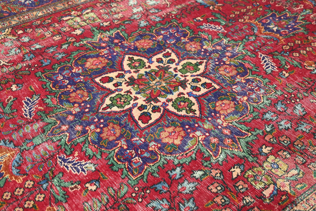 red Large rug 6' 6" x 9' 6"