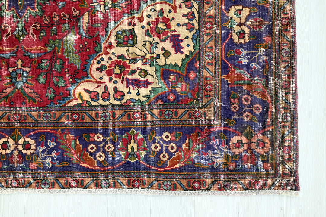 red Large rug 6' 6" x 9' 6"