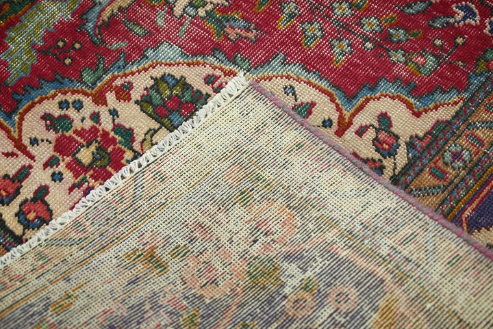 red Large rug 6' 6" x 9' 6"