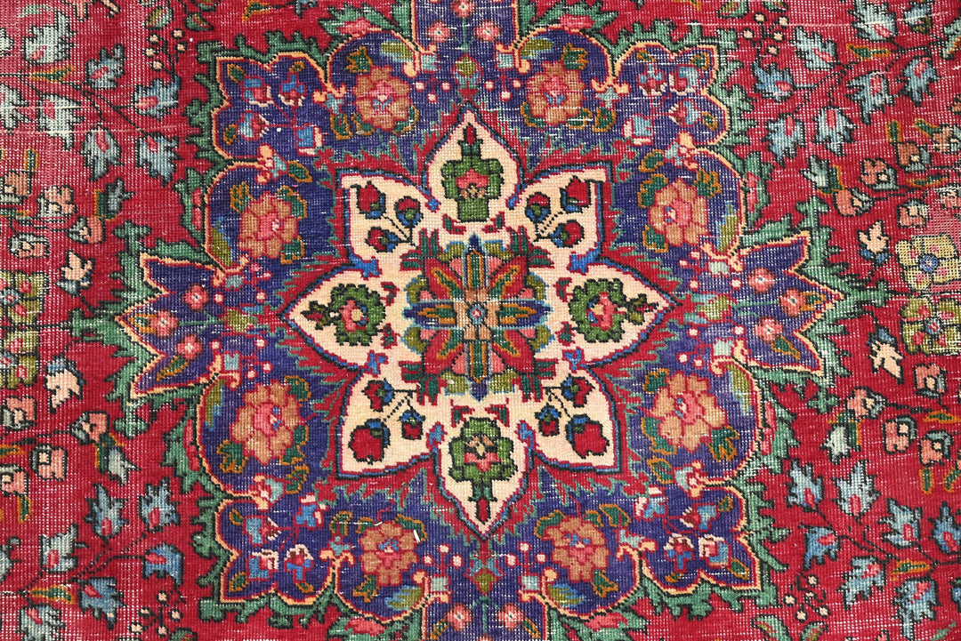 red Large rug 6' 6" x 9' 6"