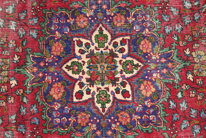 red Large rug 6' 6" x 9' 6"