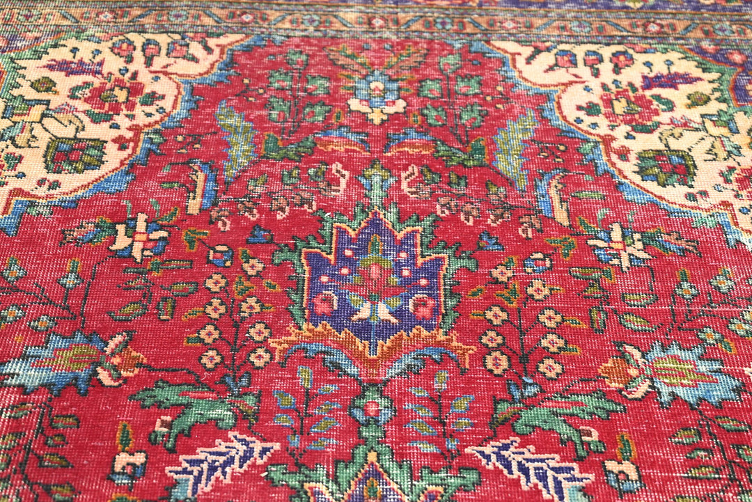 red Large rug 6' 6" x 9' 6"