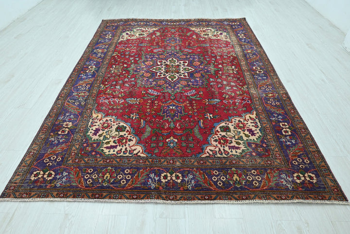 red Large rug 6' 6" x 9' 6"