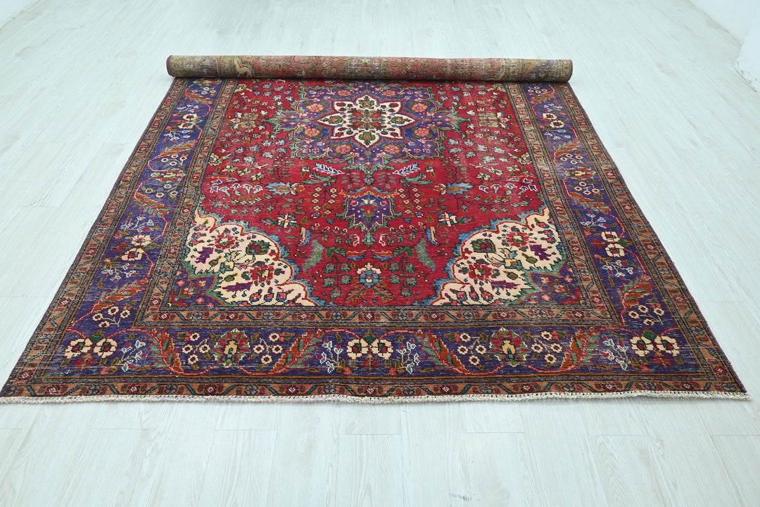 red Large rug 6' 6" x 9' 6"