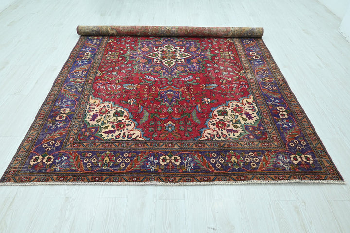 red Large rug 6' 6" x 9' 6"