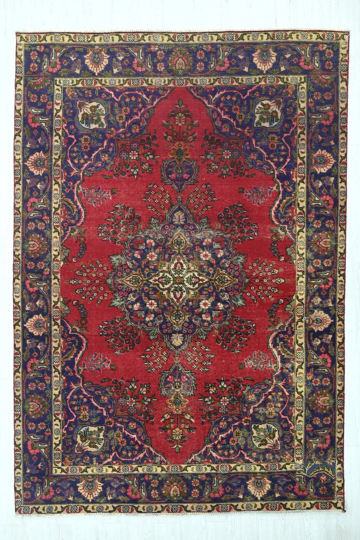 red Large rug 6' 3" x 9' 6"