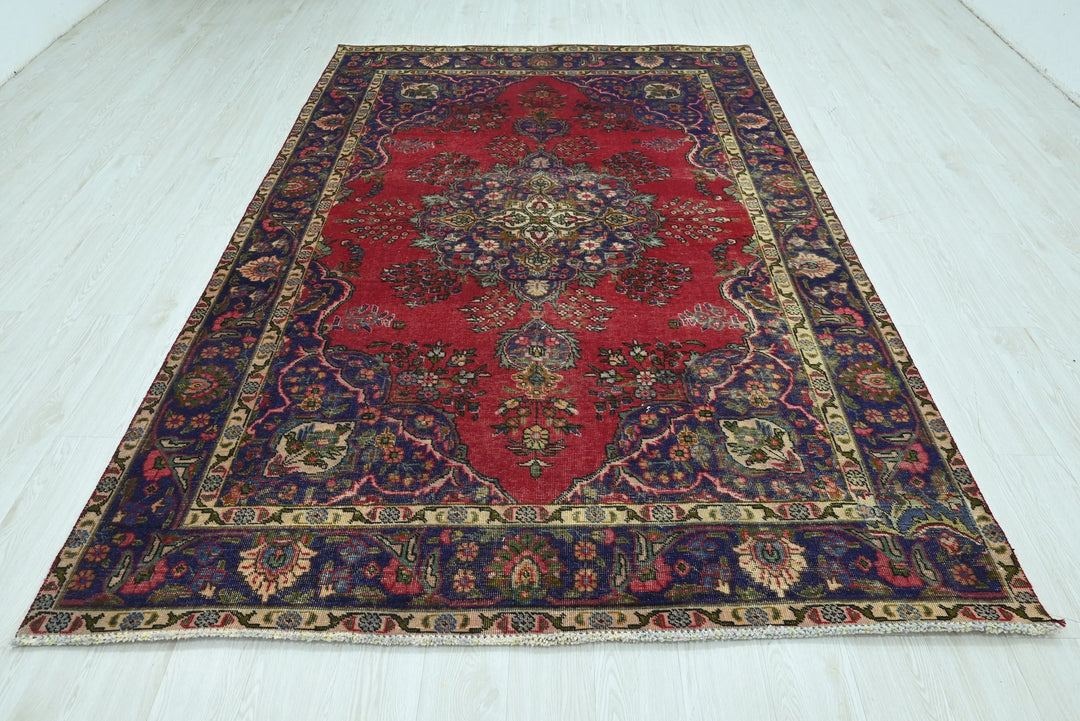red Large rug 6' 3" x 9' 6"