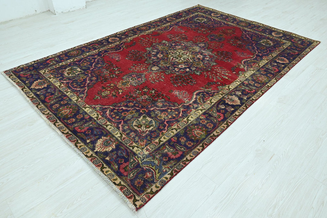 red Large rug 6' 3" x 9' 6"