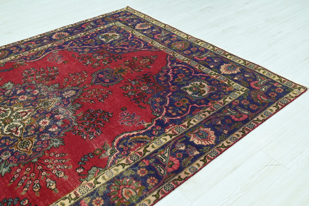 red Large rug 6' 3" x 9' 6"