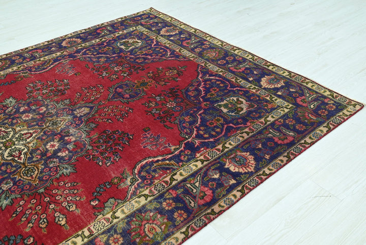 red Large rug 6' 3" x 9' 6"