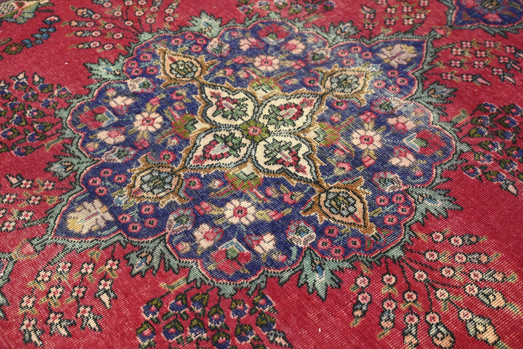 red Large rug 6' 3" x 9' 6"