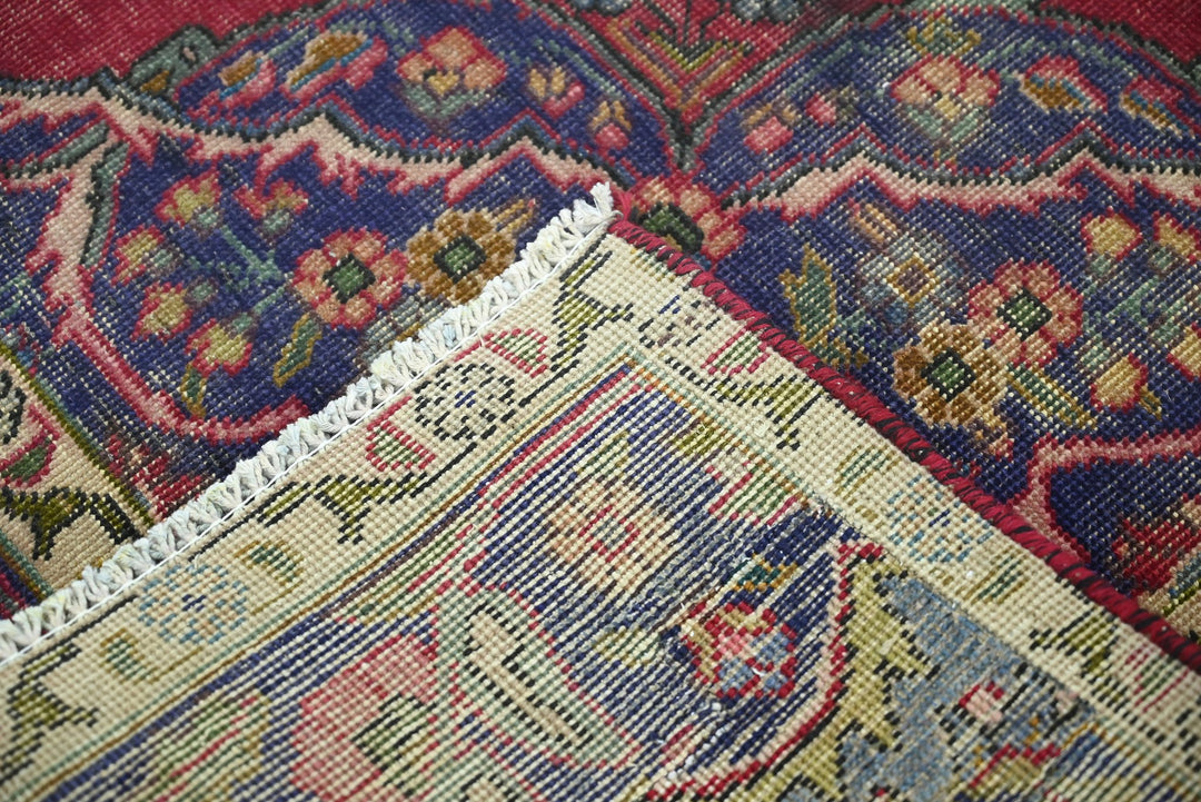 red Large rug 6' 3" x 9' 6"