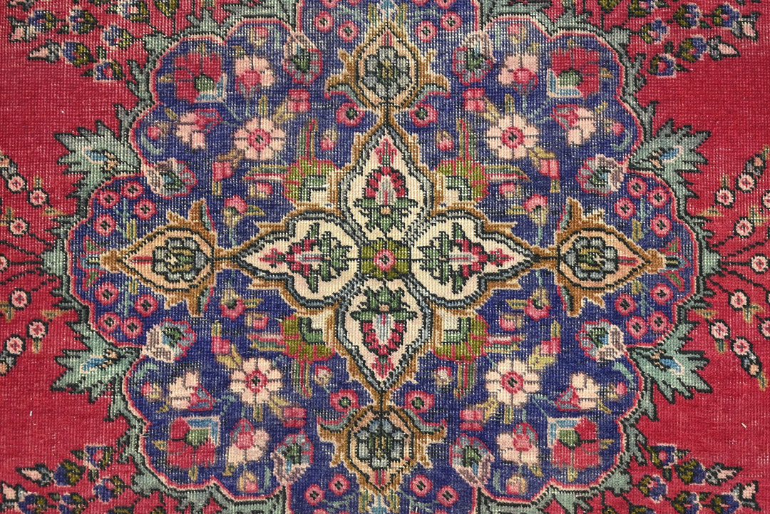 red Large rug 6' 3" x 9' 6"