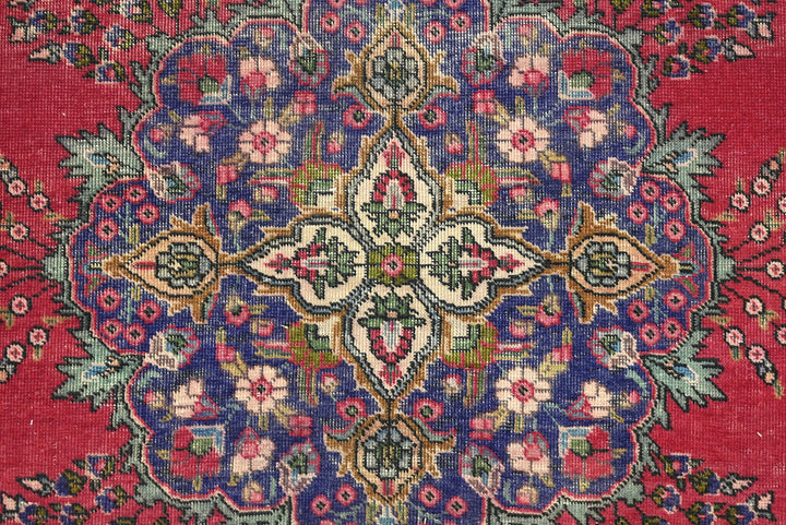red Large rug 6' 3" x 9' 6"