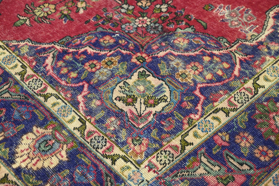 red Large rug 6' 3" x 9' 6"