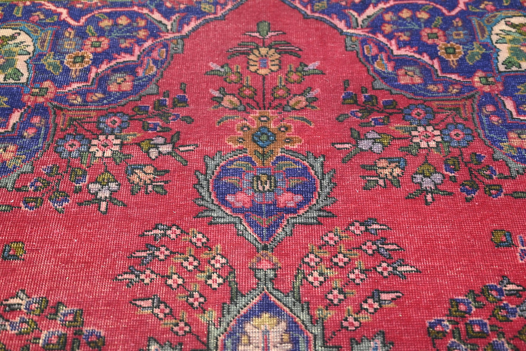 red Large rug 6' 3" x 9' 6"