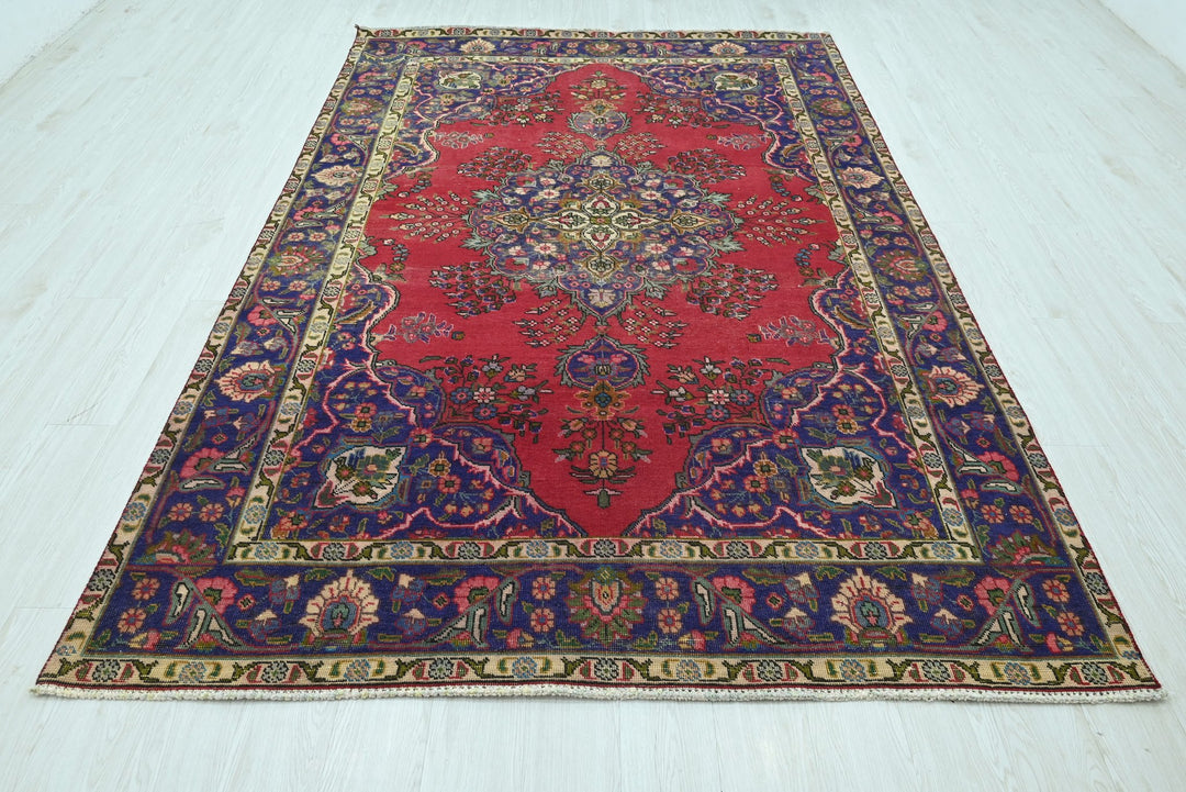 red Large rug 6' 3" x 9' 6"