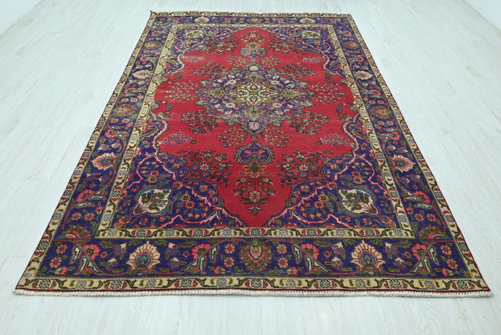 red Large rug 6' 3" x 9' 6"