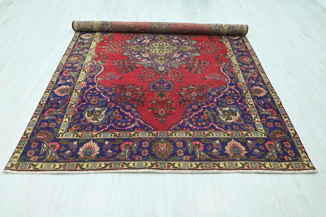 red Large rug 6' 3" x 9' 6"