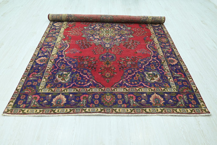 red Large rug 6' 3" x 9' 6"