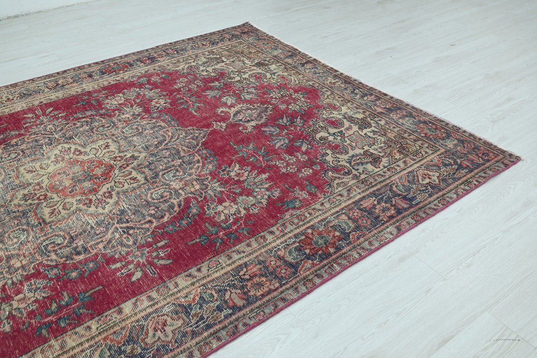 red Large rug 6' 4" x 9' 8"