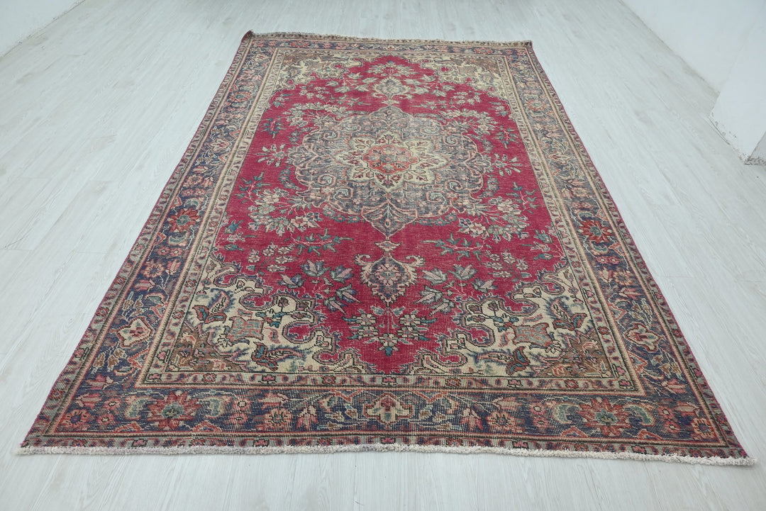 red Large rug 6' 4" x 9' 8"