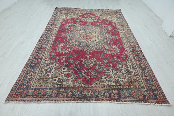 red Large rug 6' 4" x 9' 8"