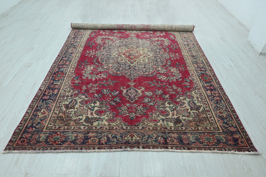 red Large rug 6' 4" x 9' 8"