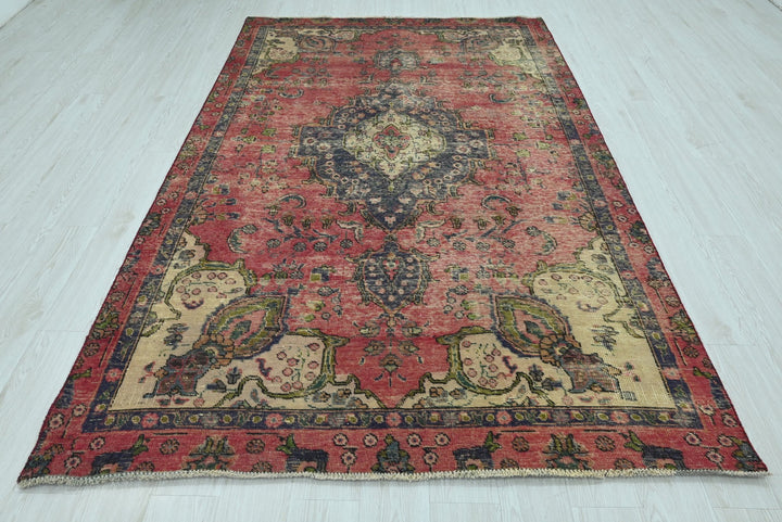 red Medium rug 5' 6" x 8' 10"