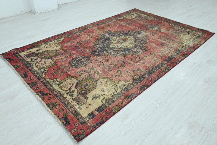 red Medium rug 5' 6" x 8' 10"