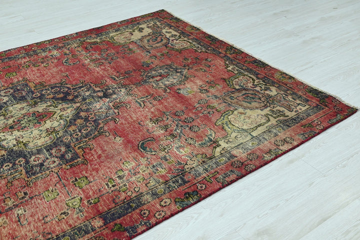 red Medium rug 5' 6" x 8' 10"
