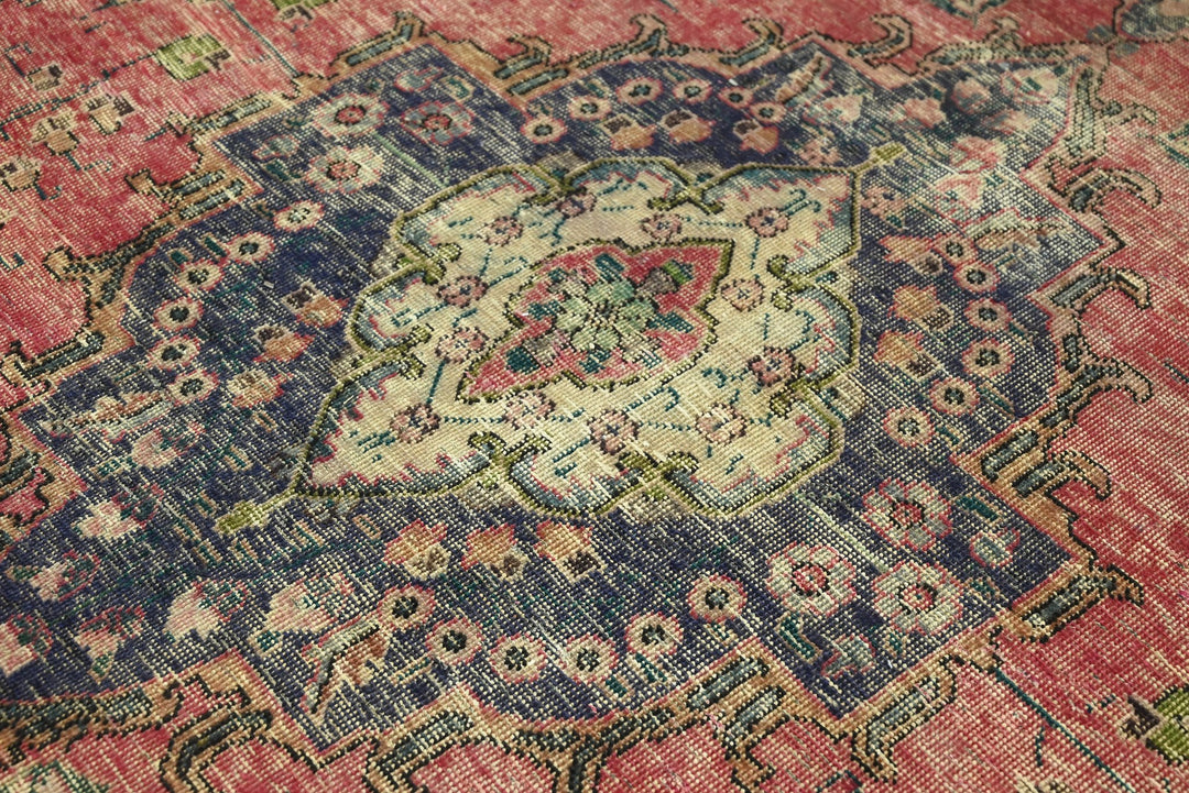 red Medium rug 5' 6" x 8' 10"