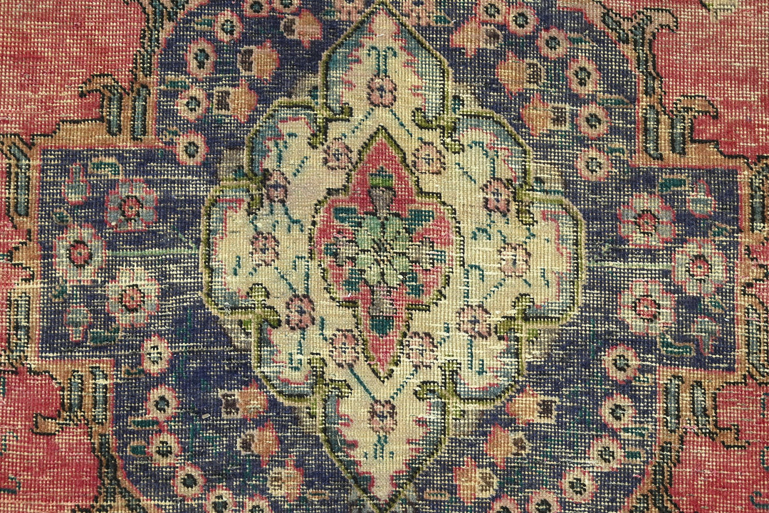 red Medium rug 5' 6" x 8' 10"