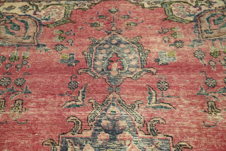 red Medium rug 5' 6" x 8' 10"