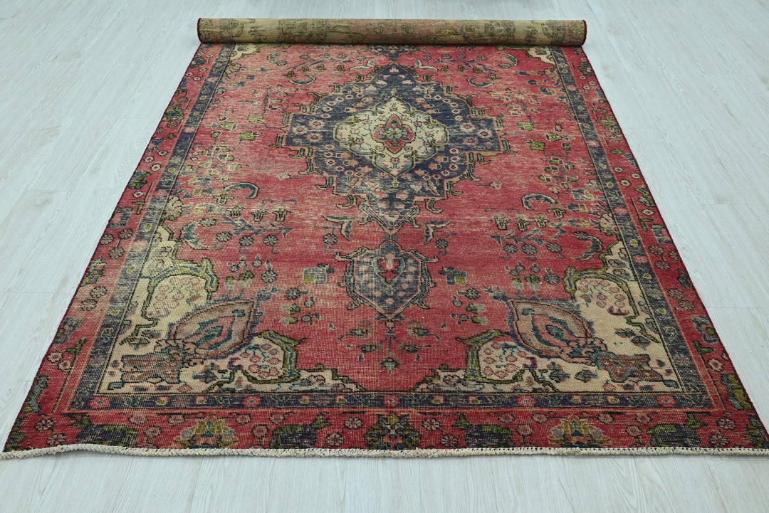 red Medium rug 5' 6" x 8' 10"
