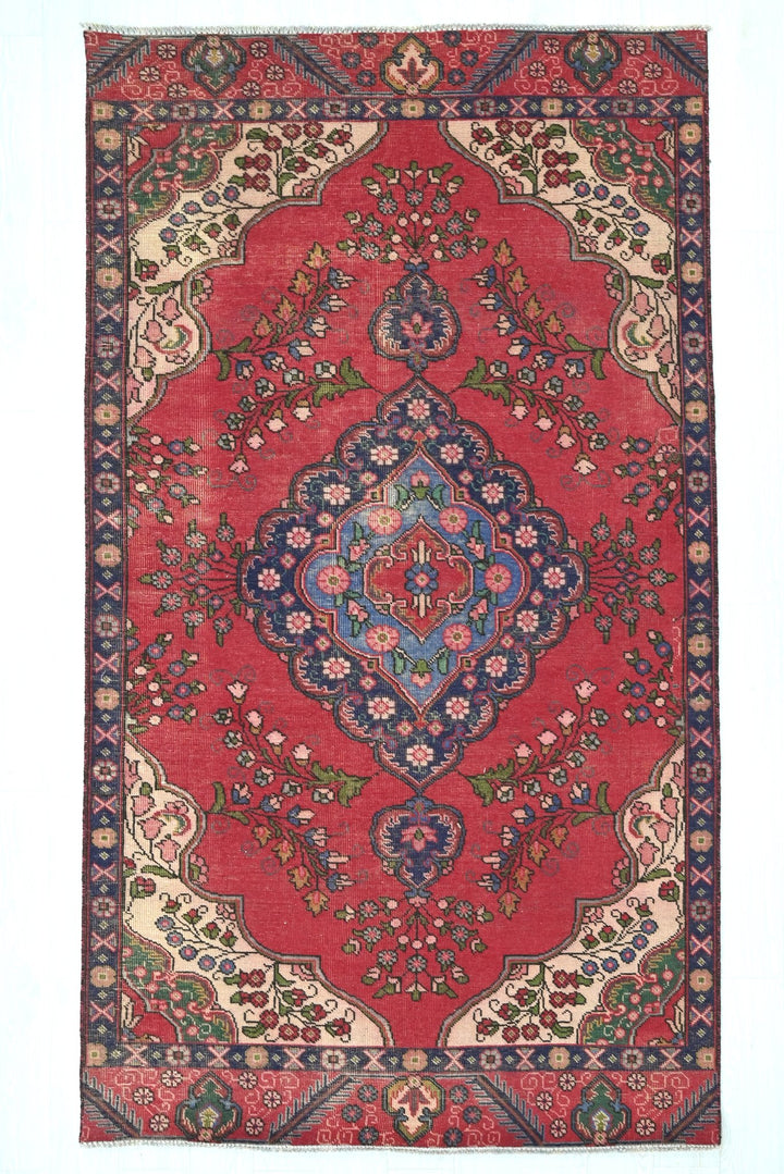 red Medium rug 4' 9" x 8' 10"