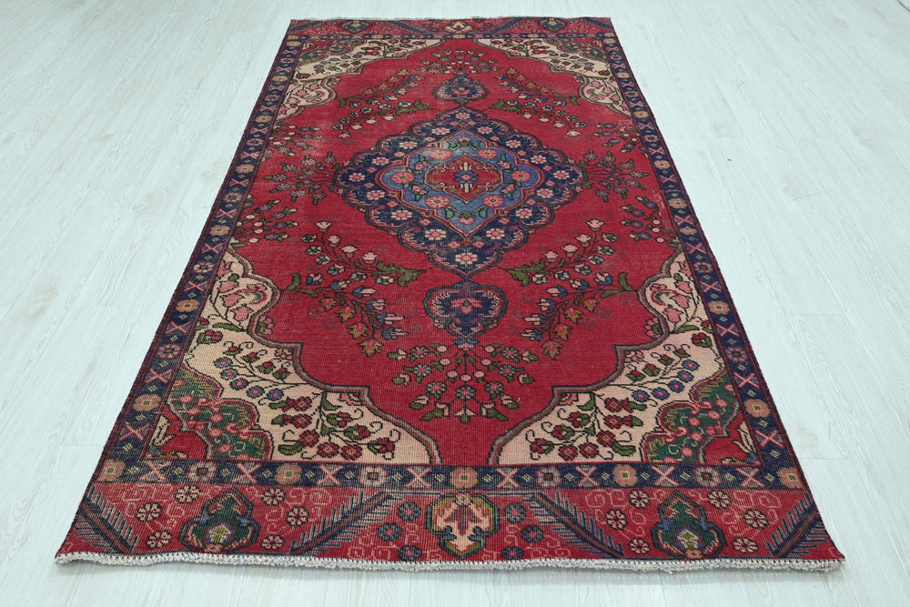 red Medium rug 4' 9" x 8' 10"