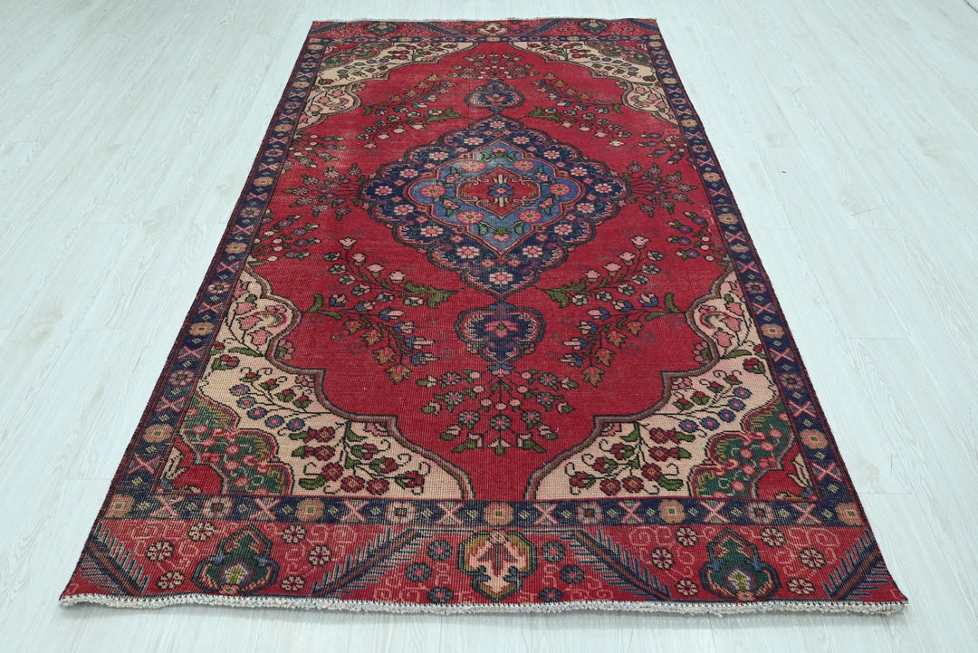 red Medium rug 4' 9" x 8' 10"