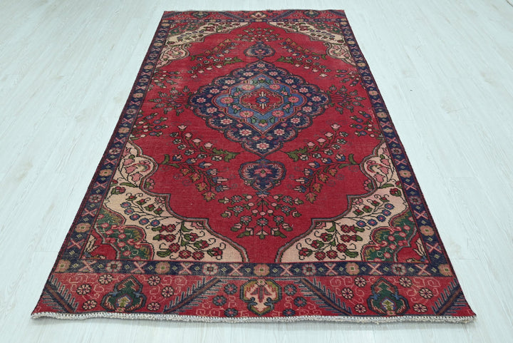 red Medium rug 4' 9" x 8' 10"