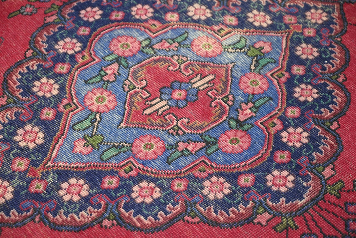 red Medium rug 4' 9" x 8' 10"